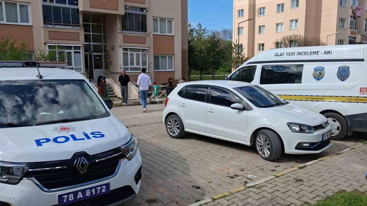 Yalnız yaşadığı evinde ölü bulundu
