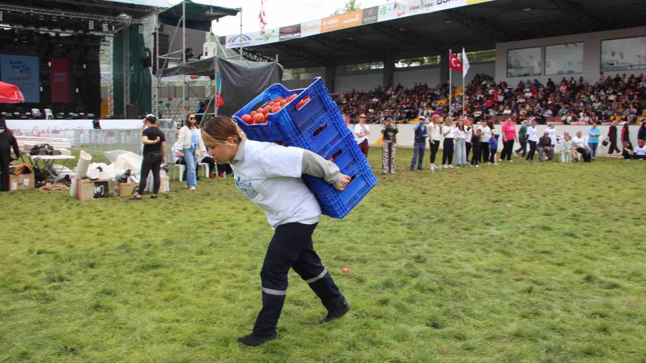 Yarım altın ödüllü yarışmada kadınlar, kilolarca domates kasasını koşa koşa taşıdı