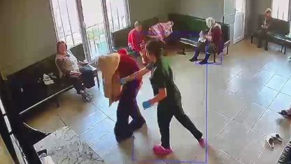 Yaşlı bakım merkezinde skandal görüntüler: Hastaya şiddet ve tükürme kamerada