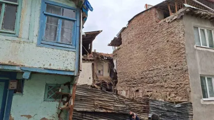 Yaşlı kadının yaşadığı 2 katlı ahşap evde göçük meydana geldi