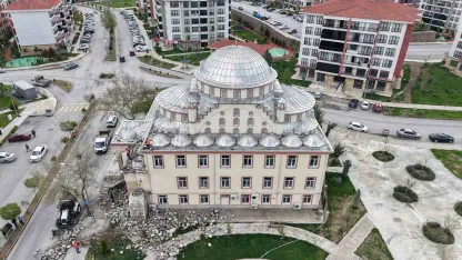 Yıldırımın minaresini yıktığı cami havadan görüntülendi