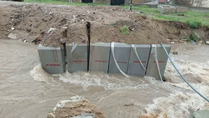 Yoğun yağışlardan sonra ikinci köprü de yıkıldı