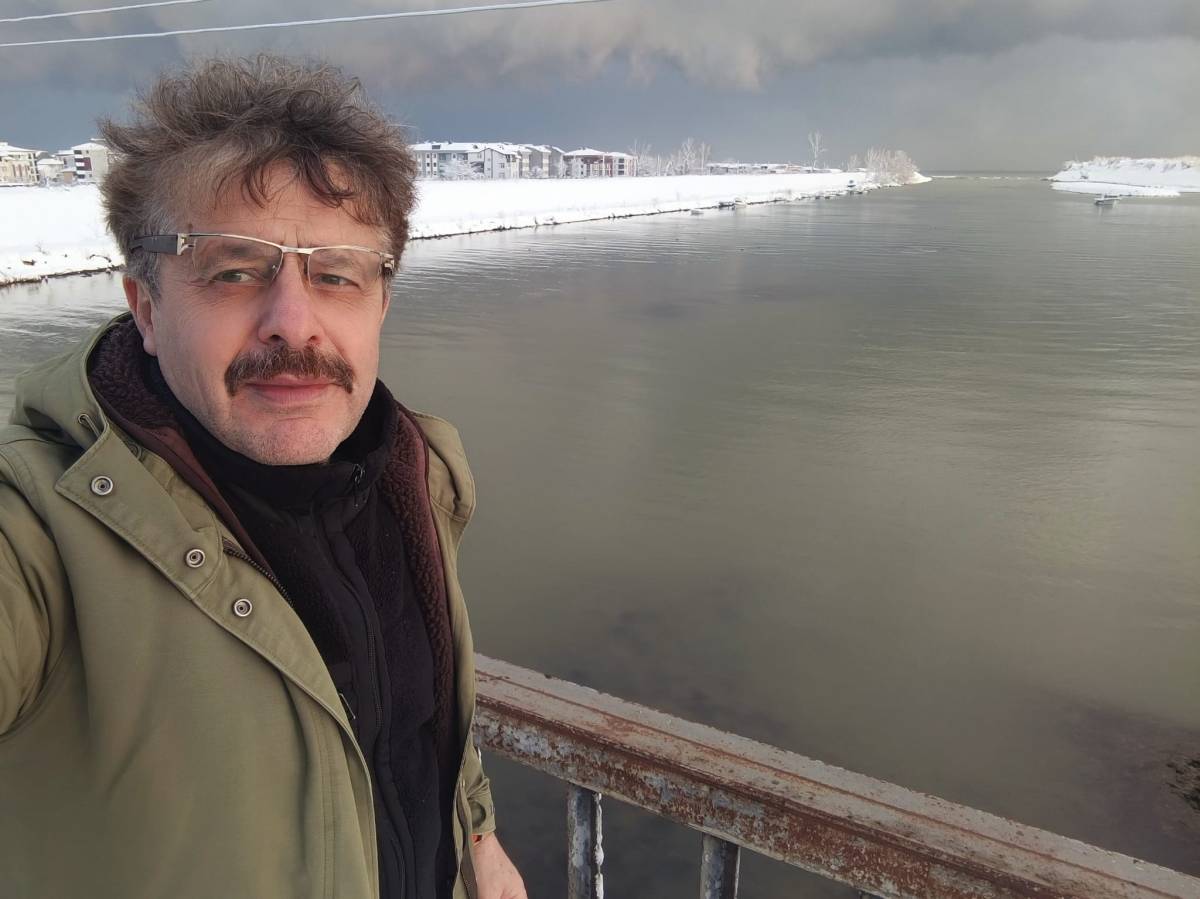 Yoktur ayrı gayrımız,  Yetmiş iki millet kardeşimizdir bizim..